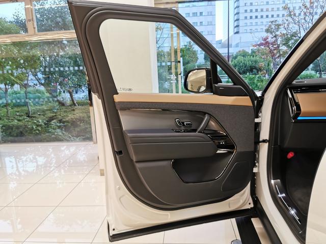 世界中のセレブに愛され続ける英国の高級車ブランドであるジャガー・ランドローバーは国内でも年々人気が高まり当社でも右肩上がりの販売となっています。オーナーへの一歩を踏み出すお手伝いをさせていただきます。