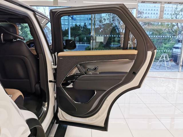 世界中のセレブに愛され続ける英国の高級車ブランドであるジャガー・ランドローバーは国内でも年々人気が高まり当社でも右肩上がりの販売となっています。オーナーへの一歩を踏み出すお手伝いをさせていただきます。