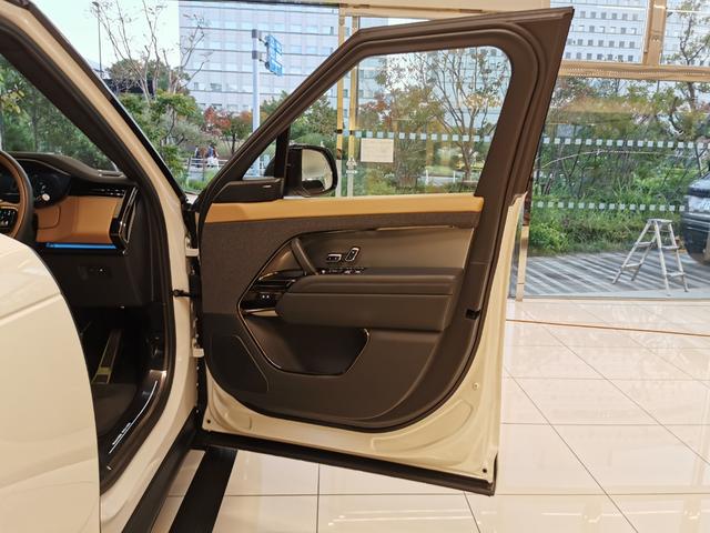 世界中のセレブに愛され続ける英国の高級車ブランドであるジャガー・ランドローバーは国内でも年々人気が高まり当社でも右肩上がりの販売となっています。オーナーへの一歩を踏み出すお手伝いをさせていただきます。