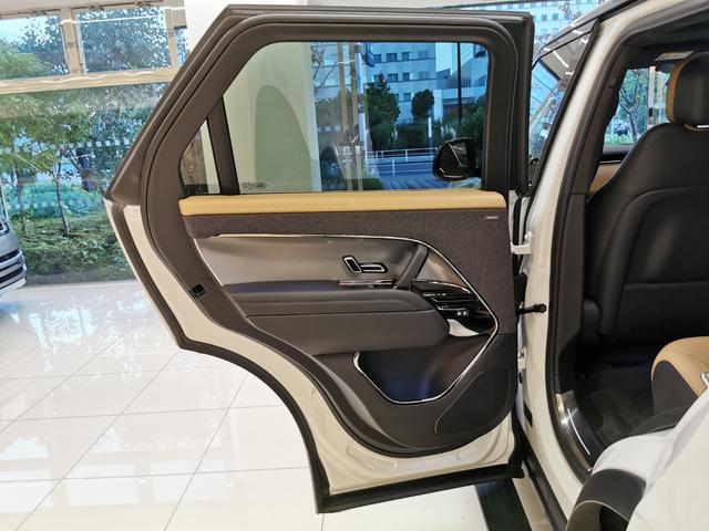 世界中のセレブに愛され続ける英国の高級車ブランドであるジャガー・ランドローバーは国内でも年々人気が高まり当社でも右肩上がりの販売となっています。オーナーへの一歩を踏み出すお手伝いをさせていただきます。