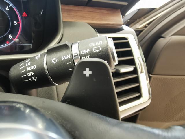 ディスカバリー ＨＳＥ　禁煙車　１オナ　黒革　シートＨ　ＭＥＲＩＤＩＡＮ　２０ＡＷ　インタラクティブドライバーディスプレイ　ＡＣＣ　ＬＥＤヘッドライト　電動調整ステアリングコラム　サラウンドカメラ　フロントフォグランプ（3枚目）
