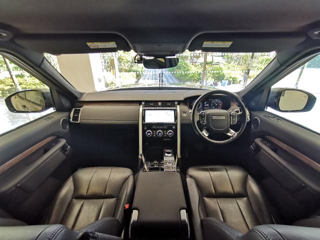 ディスカバリー ＨＳＥ　禁煙車　１オナ　黒革　シートＨ　ＭＥＲＩＤＩＡＮ　２０ＡＷ　インタラクティブドライバーディスプレイ　ＡＣＣ　ＬＥＤヘッドライト　電動調整ステアリングコラム　サラウンドカメラ　フロントフォグランプ（4枚目）