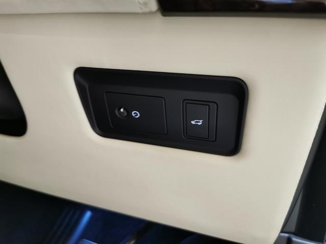 レンジローバー オートバイオグラフィー 525PS 禁煙車 1オナ 白革 SR シートH&C MERIDIAN 22インチAW インタラクティブドライバーディスプレイ ステアリングH 電動調整ステアリングコラム リアエンターテイメント シートマッサージ(47枚目)