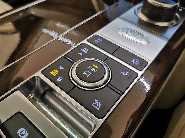 レンジローバー オートバイオグラフィー 525PS 禁煙車 1オナ 白革 SR シートH&C MERIDIAN 22インチAW インタラクティブドライバーディスプレイ ステアリングH 電動調整ステアリングコラム リアエンターテイメント シートマッサージ(60枚目)