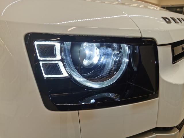 ディフェンダー １１０Ｓ　Ｄ３５０　登録済未使用車　液晶ミラー　エアサス　液晶Ｍ　１９インチアルミホイール　ブラックエクステリアパック　ブラックコントラストルーフ　ワイヤレスデバイスチャージング　ステアリングヒーター　ルーフレール（8枚目）