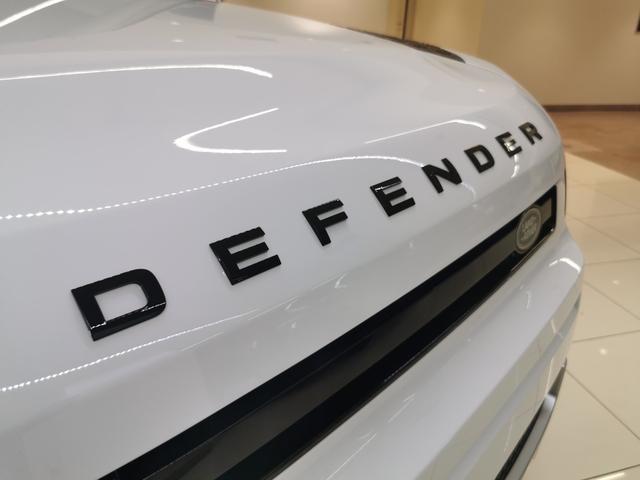 ディフェンダー １１０Ｓ　Ｄ３５０　登録済未使用車　液晶ミラー　エアサス　液晶Ｍ　１９インチアルミホイール　ブラックエクステリアパック　ブラックコントラストルーフ　ワイヤレスデバイスチャージング　ステアリングヒーター　ルーフレール（10枚目）
