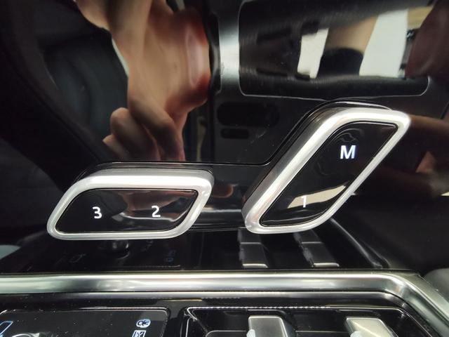 レンジローバー ＨＳＥ　Ｐ５３０　ロングホイールベース　認定中古車　１オーナー　サンルーフ　リアモニター　全席シートＨ＆Ｃ　クリアサイトインテリアリアミラー　プレミアムアップグレードパック　ＨＵＤ　ハンズフリーテールゲート　純正２２インチＡＷ（25枚目）