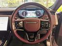 グリップし易いステアリングホイールはドライビングを楽しくしてくれます。標準装備としてステアリングでアクセサリーの切り替えや音量を調整する事が出来ます。