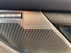 【ＭＥＲＩＤＩＡＮサウンドシステム】英国の歴史あるオーディオブランド「ＭＥＲＩＤＩＡＮ」の音響システムを搭載。車内音響を臨場感豊かに、いつものドライブを「想い出」に変えてくれます。 7