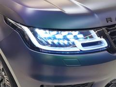 【ピクセルＬＥＤヘッドライト】ランドローバーのレンジローバーなどの車両に採用されるレーザー技術を利用したヘッドライトのこと。　非常に高い輝度を持っていて、５００ｍ以上先の道路も照らすことができる。 6