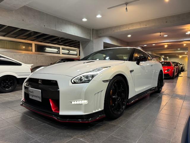 ＧＴ－Ｒ ニスモ　外装は人気のブリリアントホワイトパールで正真正銘の希少ｎｉｓｍｏ　走行距離１万ｋｍ前後の車両が多い中こちらのニスモは走行わずか９７０ｋｍ（2枚目）