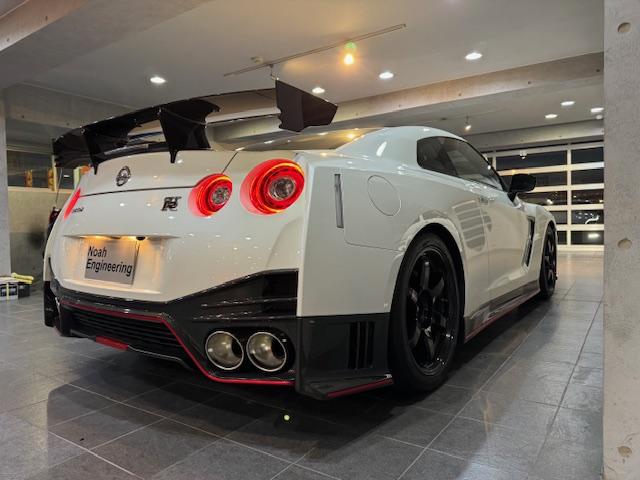 ＧＴ－Ｒ ニスモ　外装は人気のブリリアントホワイトパールで正真正銘の希少ｎｉｓｍｏ　走行距離１万ｋｍ前後の車両が多い中こちらのニスモは走行わずか９７０ｋｍ（3枚目）