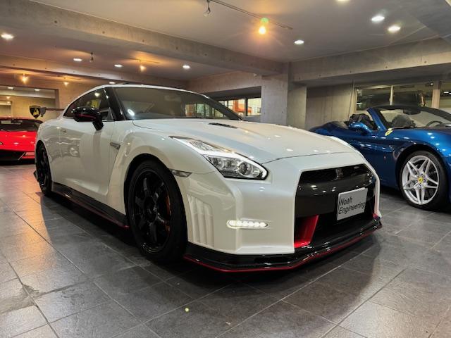 ＧＴ－Ｒ ｎｉｓｍｏ　４ＷＤ　外装は人気のブリリアントホワイトパールで正真正銘の希少ｎｉｓｍｏ　走行距離１万ｋｍ前後の車両が多い中こちらのｎｉｓｍｏは走行わずか９７０ｋｍ　Ｒ３６のハイブリッドが発表後は値上がり必須！（4枚目）