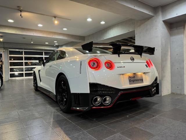 ＧＴ－Ｒ ニスモ　外装は人気のブリリアントホワイトパールで正真正銘の希少ｎｉｓｍｏ　走行距離１万ｋｍ前後の車両が多い中こちらのニスモは走行わずか９７０ｋｍ（5枚目）