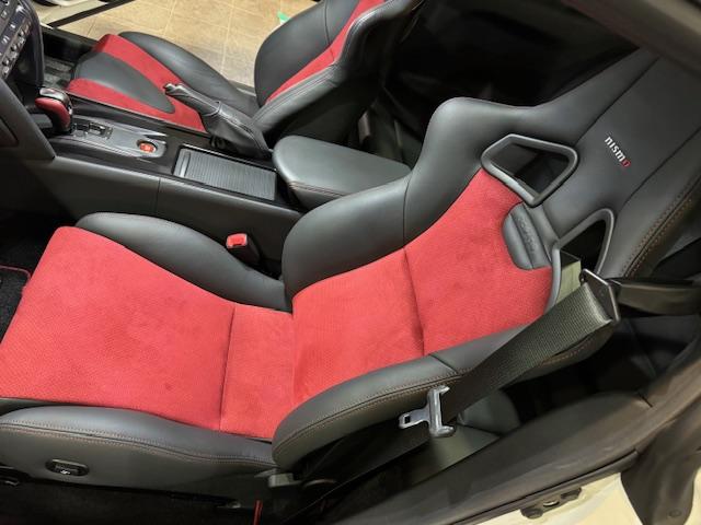 ＧＴ－Ｒ ニスモ　外装は人気のブリリアントホワイトパールで正真正銘の希少ｎｉｓｍｏ　走行距離１万ｋｍ前後の車両が多い中こちらのニスモは走行わずか９７０ｋｍ（9枚目）