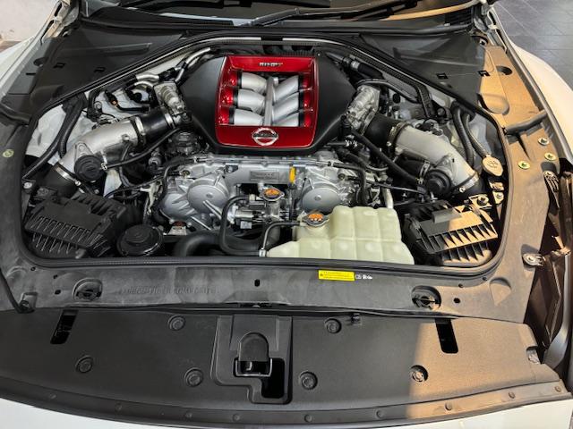 ＧＴ－Ｒ ニスモ　外装は人気のブリリアントホワイトパールで正真正銘の希少ｎｉｓｍｏ　走行距離１万ｋｍ前後の車両が多い中こちらのニスモは走行わずか９７０ｋｍ（10枚目）