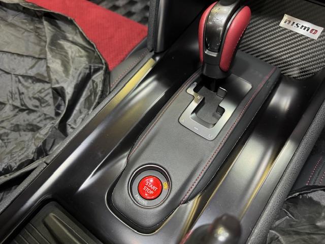 ＧＴ－Ｒ ニスモ　外装は人気のブリリアントホワイトパールで正真正銘の希少ｎｉｓｍｏ　走行距離１万ｋｍ前後の車両が多い中こちらのニスモは走行わずか９７０ｋｍ（12枚目）