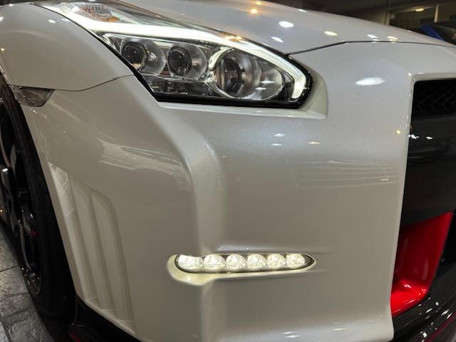 ＧＴ－Ｒ ニスモ　外装は人気のブリリアントホワイトパールで正真正銘の希少ｎｉｓｍｏ　走行距離１万ｋｍ前後の車両が多い中こちらのニスモは走行わずか９７０ｋｍ（13枚目）