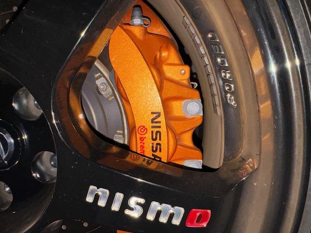 ＧＴ－Ｒ ニスモ　外装は人気のブリリアントホワイトパールで正真正銘の希少ｎｉｓｍｏ　走行距離１万ｋｍ前後の車両が多い中こちらのニスモは走行わずか９７０ｋｍ（18枚目）