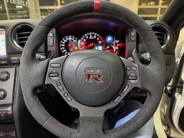 ＧＴ－Ｒ ニスモ　外装は人気のブリリアントホワイトパールで正真正銘の希少ｎｉｓｍｏ　走行距離１万ｋｍ前後の車両が多い中こちらのニスモは走行わずか９７０ｋｍ（22枚目）