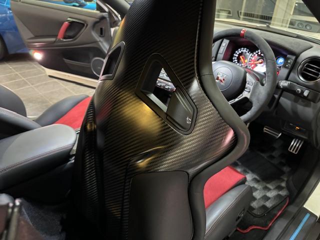 ＧＴ－Ｒ ニスモ　外装は人気のブリリアントホワイトパールで正真正銘の希少ｎｉｓｍｏ　走行距離１万ｋｍ前後の車両が多い中こちらのニスモは走行わずか９７０ｋｍ（23枚目）