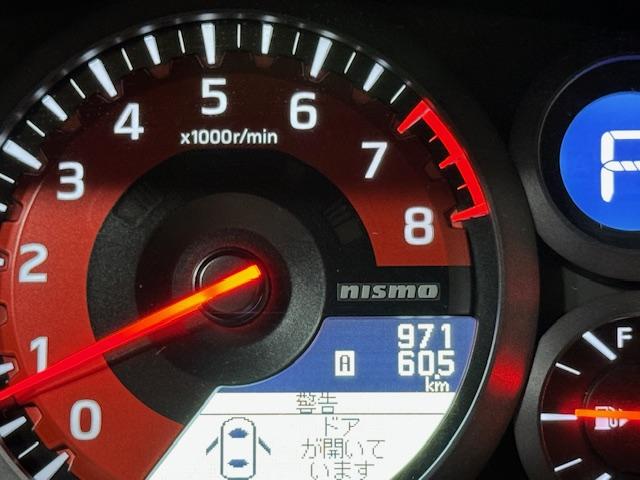 ＧＴ－Ｒ ニスモ　外装は人気のブリリアントホワイトパールで正真正銘の希少ｎｉｓｍｏ　走行距離１万ｋｍ前後の車両が多い中こちらのニスモは走行わずか９７０ｋｍ（25枚目）