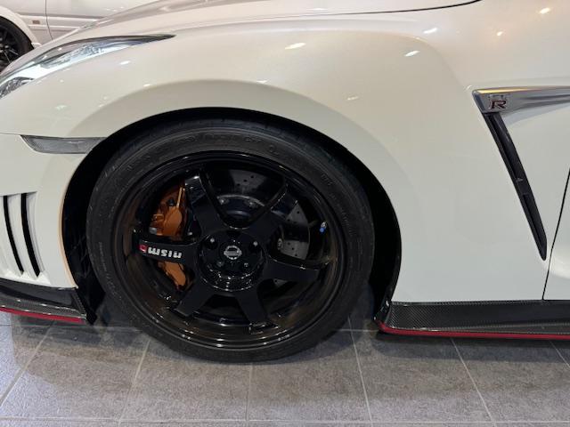 ＧＴ－Ｒ ニスモ　外装は人気のブリリアントホワイトパールで正真正銘の希少ｎｉｓｍｏ　走行距離１万ｋｍ前後の車両が多い中こちらのニスモは走行わずか９７０ｋｍ（28枚目）