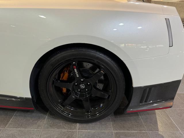 ＧＴ－Ｒ ニスモ　外装は人気のブリリアントホワイトパールで正真正銘の希少ｎｉｓｍｏ　走行距離１万ｋｍ前後の車両が多い中こちらのニスモは走行わずか９７０ｋｍ（29枚目）