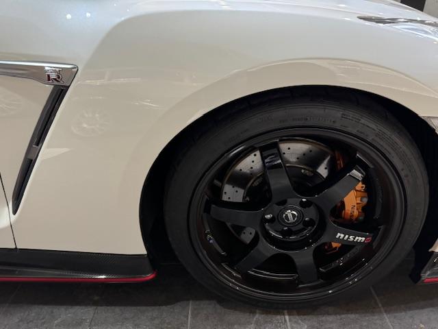 ＧＴ－Ｒ ニスモ　外装は人気のブリリアントホワイトパールで正真正銘の希少ｎｉｓｍｏ　走行距離１万ｋｍ前後の車両が多い中こちらのニスモは走行わずか９７０ｋｍ（30枚目）