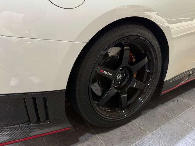 ＧＴ－Ｒ ニスモ　外装は人気のブリリアントホワイトパールで正真正銘の希少ｎｉｓｍｏ　走行距離１万ｋｍ前後の車両が多い中こちらのニスモは走行わずか９７０ｋｍ（31枚目）