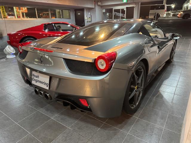 ４５８イタリア ベースグレード　並行車　無事故車　フロントリフティング　カーボンファイバー製ＬＥＤドライバーゾーン　カーボンパドルシフト　パワーシート　カーボントリム　カーボンサイドミラー　カーボンドアハンドル　カーボン紙ルプレート（3枚目）