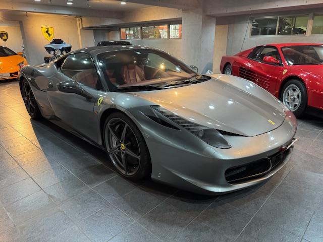 ４５８イタリア ベースグレード　並行車　無事故車　フロントリフティング　カーボンファイバー製ＬＥＤドライバーゾーン　カーボンパドルシフト　パワーシート　カーボントリム　カーボンサイドミラー　カーボンドアハンドル　カーボン紙ルプレート（4枚目）