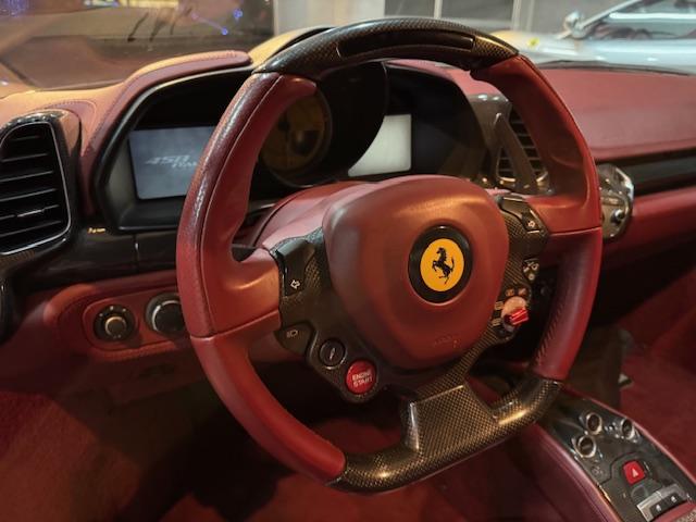 ４５８イタリア ベースグレード　並行車　無事故車　フロントリフティング　カーボンファイバー製ＬＥＤドライバーゾーン　カーボンパドルシフト　パワーシート　カーボントリム　カーボンサイドミラー　カーボンドアハンドル　カーボン紙ルプレート（6枚目）