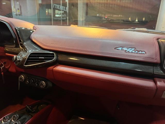 ４５８イタリア ベースグレード　並行車　無事故車　フロントリフティング　カーボンファイバー製ＬＥＤドライバーゾーン　カーボンパドルシフト　パワーシート　カーボントリム　カーボンサイドミラー　カーボンドアハンドル　カーボン紙ルプレート（7枚目）