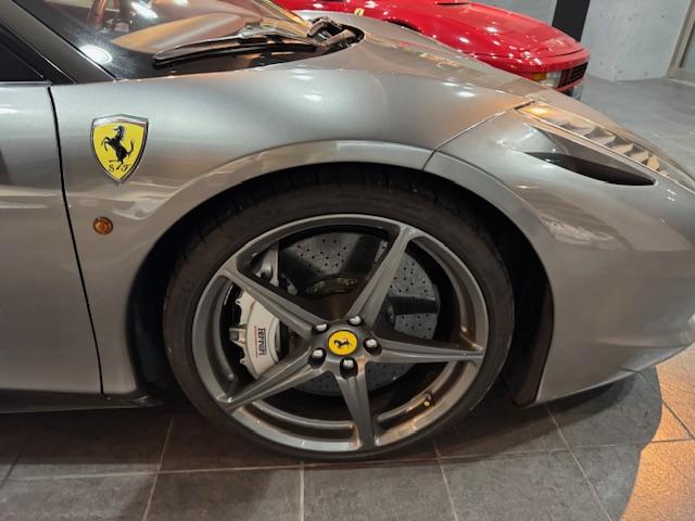 ４５８イタリア ベースグレード　並行車　無事故車　フロントリフティング　カーボンファイバー製ＬＥＤドライバーゾーン　カーボンパドルシフト　パワーシート　カーボントリム　カーボンサイドミラー　カーボンドアハンドル　カーボン紙ルプレート（12枚目）