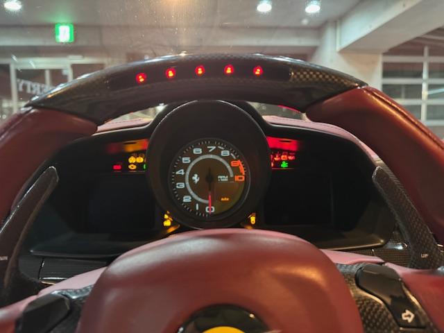 ４５８イタリア ベースグレード　並行車　無事故車　フロントリフティング　カーボンファイバー製ＬＥＤドライバーゾーン　カーボンパドルシフト　パワーシート　カーボントリム　カーボンサイドミラー　カーボンドアハンドル　カーボン紙ルプレート（16枚目）