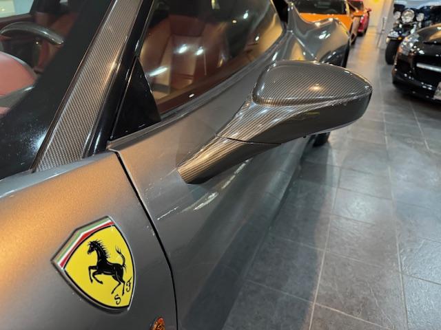 ４５８イタリア ベースグレード　並行車　無事故車　フロントリフティング　カーボンファイバー製ＬＥＤドライバーゾーン　カーボンパドルシフト　パワーシート　カーボントリム　カーボンサイドミラー　カーボンドアハンドル　カーボン紙ルプレート（17枚目）