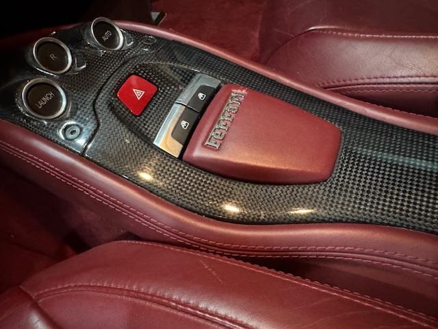 ４５８イタリア ベースグレード　並行車　無事故車　フロントリフティング　カーボンファイバー製ＬＥＤドライバーゾーン　カーボンパドルシフト　パワーシート　カーボントリム　カーボンサイドミラー　カーボンドアハンドル　カーボン紙ルプレート（18枚目）