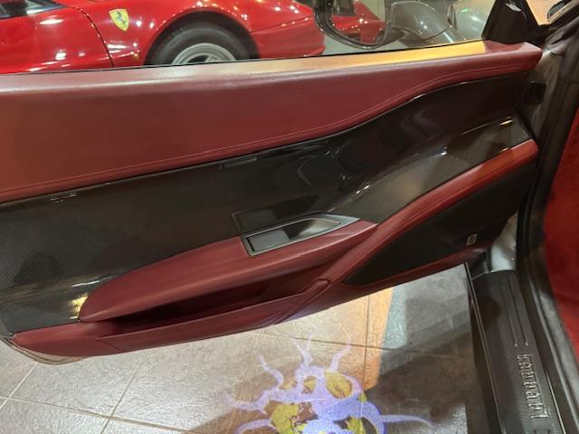 ４５８イタリア ベースグレード　並行車　無事故車　フロントリフティング　カーボンファイバー製ＬＥＤドライバーゾーン　カーボンパドルシフト　パワーシート　カーボントリム　カーボンサイドミラー　カーボンドアハンドル　カーボン紙ルプレート（23枚目）