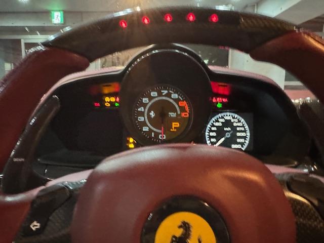 ４５８イタリア ベースグレード　並行車　無事故車　フロントリフティング　カーボンファイバー製ＬＥＤドライバーゾーン　カーボンパドルシフト　パワーシート　カーボントリム　カーボンサイドミラー　カーボンドアハンドル　カーボン紙ルプレート（25枚目）