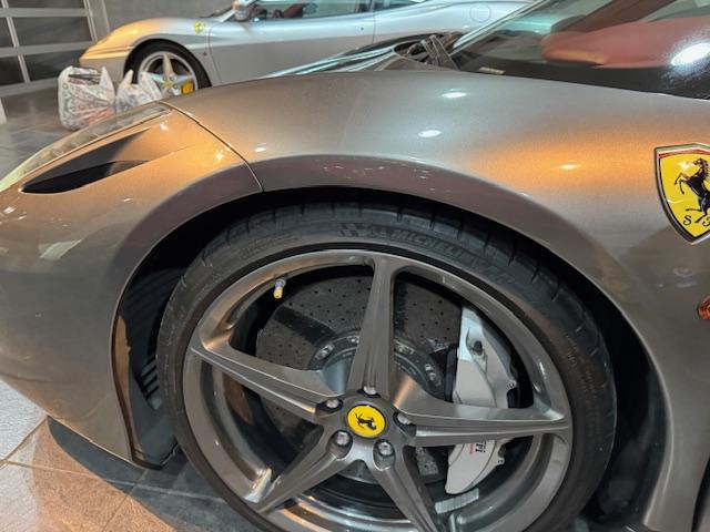 ４５８イタリア ベースグレード　並行車　無事故車　フロントリフティング　カーボンファイバー製ＬＥＤドライバーゾーン　カーボンパドルシフト　パワーシート　カーボントリム　カーボンサイドミラー　カーボンドアハンドル　カーボン紙ルプレート（26枚目）