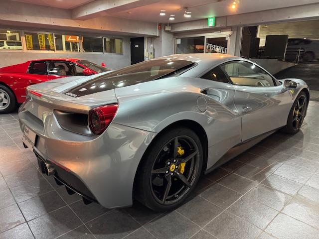 ４８８ＧＴＢ ベースグレード　サスペンションリフター　カラードイエローキャリパー　カーボンエンジンカバー　カーボンセンターブリッジ　スクーデリアフェラーリシールド　イエローレブカウンター　リアカメラ　２０インチホイール（3枚目）