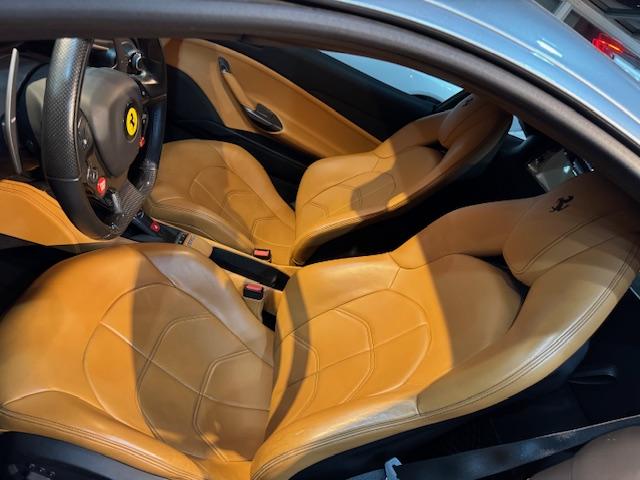４８８ＧＴＢ ベースグレード　サスペンションリフター　カラードイエローキャリパー　カーボンエンジンカバー　カーボンセンターブリッジ　スクーデリアフェラーリシールド　イエローレブカウンター　リアカメラ　２０インチホイール（7枚目）
