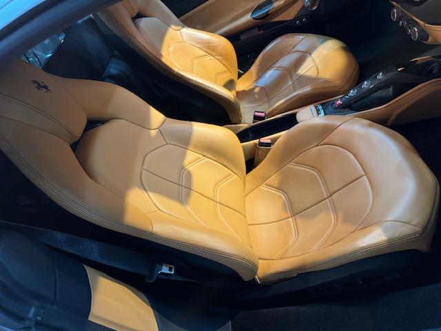 ４８８ＧＴＢ ベースグレード　サスペンションリフター　カラードイエローキャリパー　カーボンエンジンカバー　カーボンセンターブリッジ　スクーデリアフェラーリシールド　イエローレブカウンター　リアカメラ　２０インチホイール（9枚目）