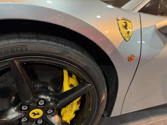 ４８８ＧＴＢ ベースグレード　サスペンションリフター　カラードイエローキャリパー　カーボンエンジンカバー　カーボンセンターブリッジ　スクーデリアフェラーリシールド　イエローレブカウンター　リアカメラ　２０インチホイール（10枚目）