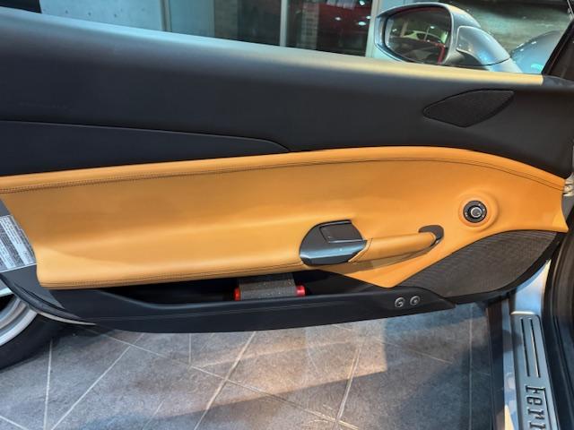 ４８８ＧＴＢ ベースグレード　サスペンションリフター　カラードイエローキャリパー　カーボンエンジンカバー　カーボンセンターブリッジ　スクーデリアフェラーリシールド　イエローレブカウンター　リアカメラ　２０インチホイール（14枚目）