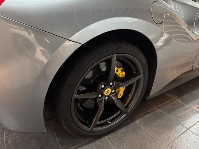 ４８８ＧＴＢ ベースグレード　サスペンションリフター　カラードイエローキャリパー　カーボンエンジンカバー　カーボンセンターブリッジ　スクーデリアフェラーリシールド　イエローレブカウンター　リアカメラ　２０インチホイール（17枚目）