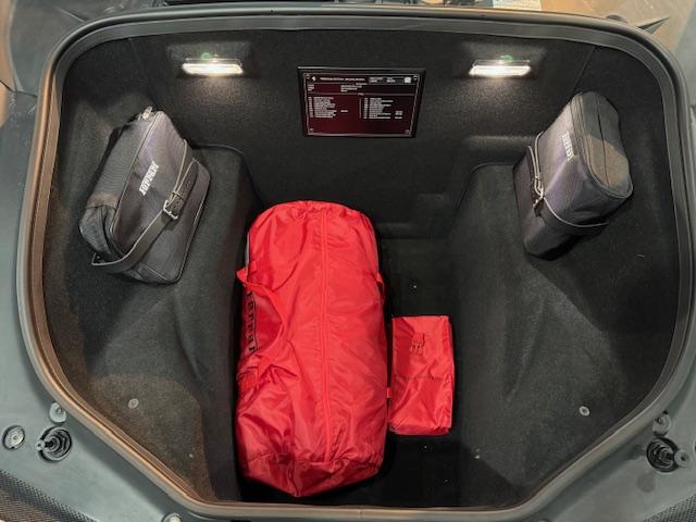 ４８８ＧＴＢ ベースグレード　サスペンションリフター　カラードイエローキャリパー　カーボンエンジンカバー　カーボンセンターブリッジ　スクーデリアフェラーリシールド　イエローレブカウンター　リアカメラ　２０インチホイール（20枚目）