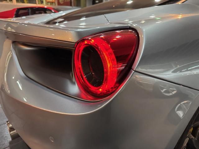 ４８８ＧＴＢ ベースグレード　サスペンションリフター　カラードイエローキャリパー　カーボンエンジンカバー　カーボンセンターブリッジ　スクーデリアフェラーリシールド　イエローレブカウンター　リアカメラ　２０インチホイール（21枚目）