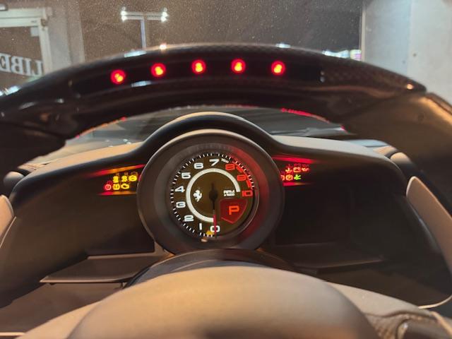 ４８８ＧＴＢ ベースグレード　サスペンションリフター　カラードイエローキャリパー　カーボンエンジンカバー　カーボンセンターブリッジ　スクーデリアフェラーリシールド　イエローレブカウンター　リアカメラ　２０インチホイール（22枚目）